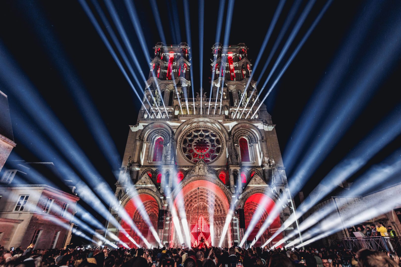 MONUMENTAL TOUR LAON